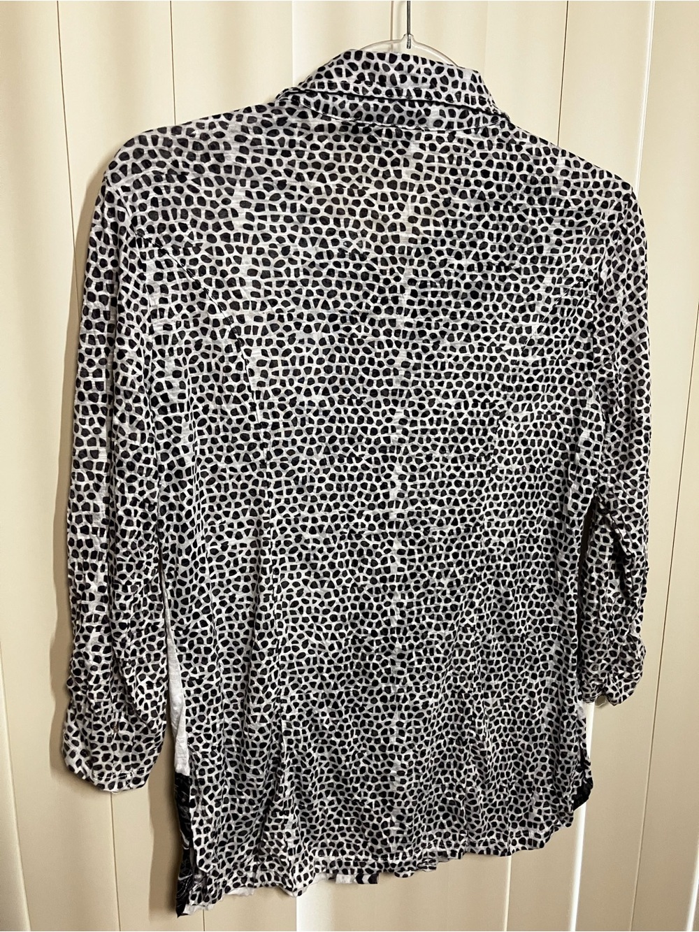 Black & White Floral Butterfly Button-Down Shirt - Picture 2 of 7